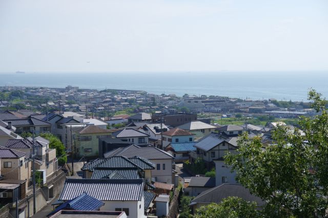 住宅街の先に広がる海。