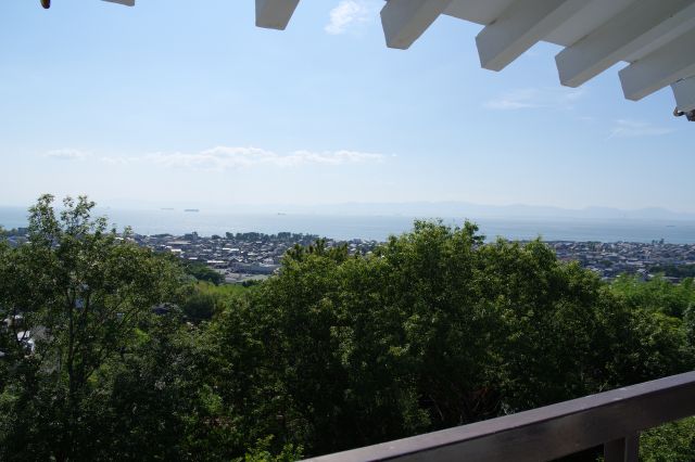 右側の湾の奥には山並が見えます。