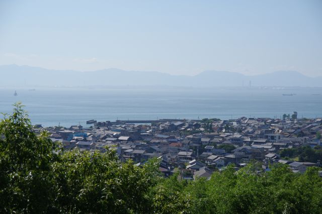 うっすらと山並の工業風景。