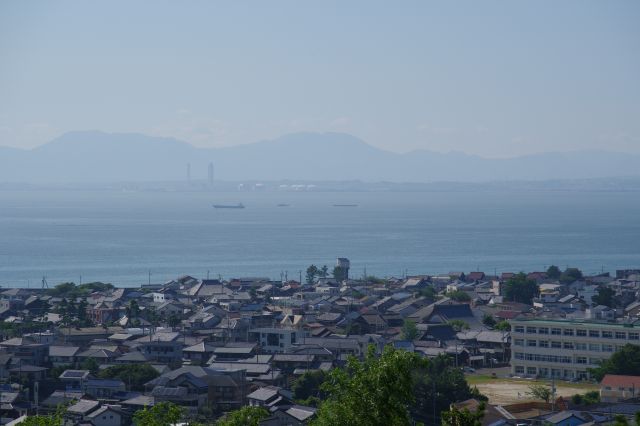 対岸の山並と工場地帯。