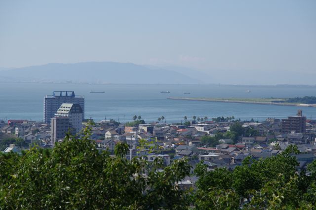 宅地と海と山。