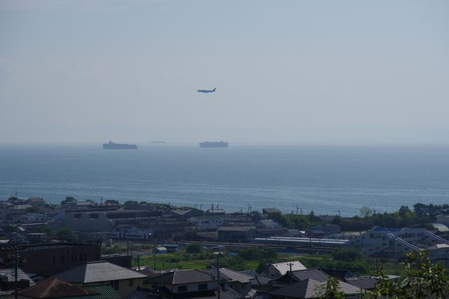 飛行機が降りてきます。