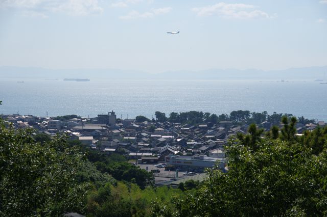 飛行機が降りてきます。