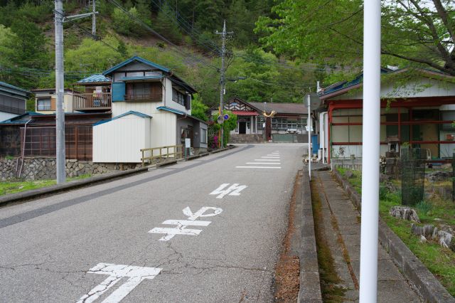 近くの通洞駅前へ。