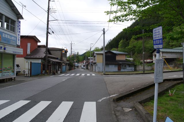 T字路にバス停があります。