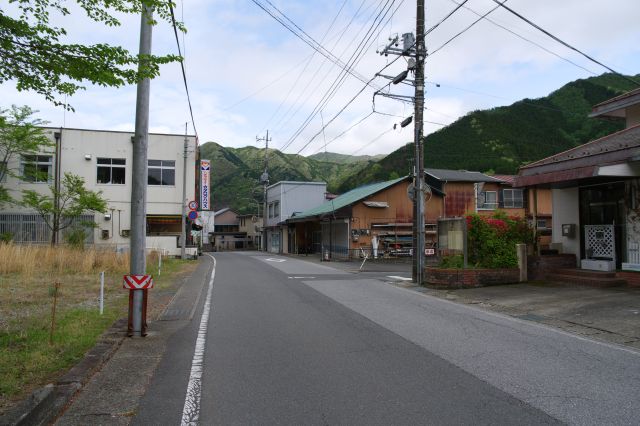ここから北側の足尾駅へ歩いて行きます。