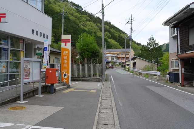 郵便局の前を通ります。