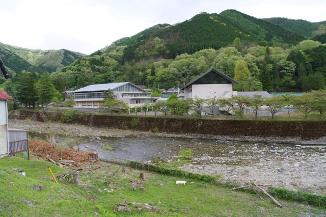 対岸には学校の跡があります。