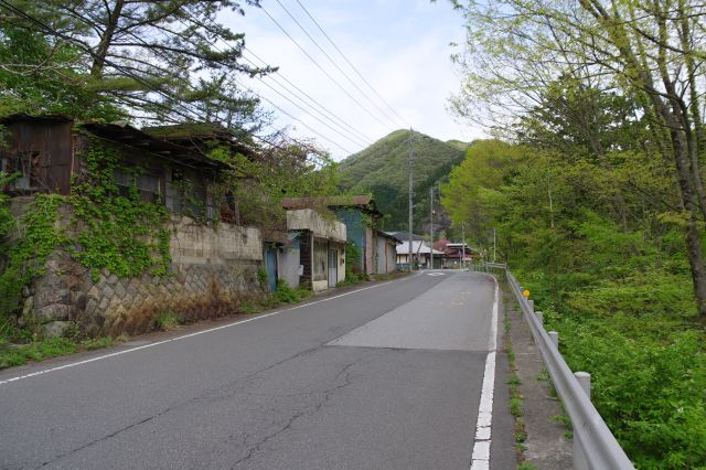 廃墟のような建物も見られます。