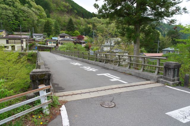 足尾橋、対岸に住宅があります。