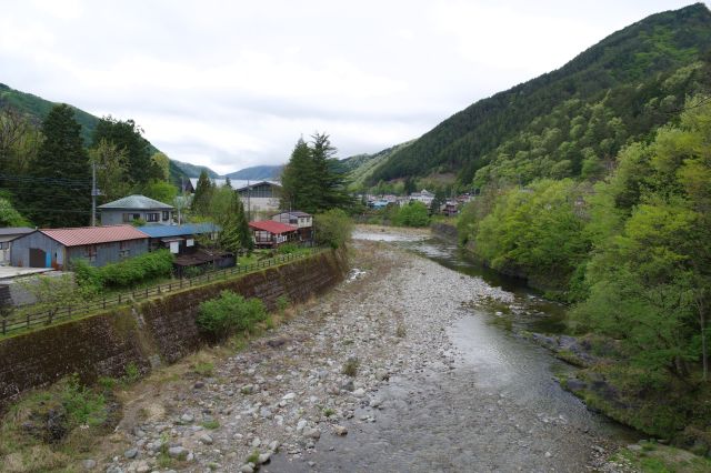 橋からの下流方面の景色。