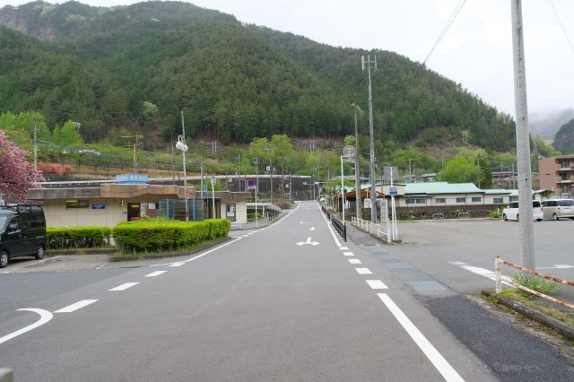 背後の山、左にお手洗いと駐車場。