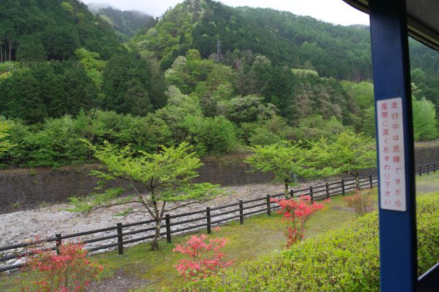 出発、ガリガリ振動と渡良瀬川沿いの風景。