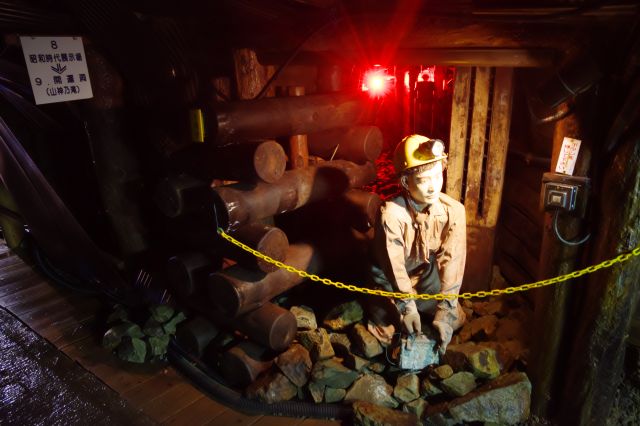 昭和時代の展示、爆破の展示はボタンを押して警報音が響きランプが光り緊張感を体験。