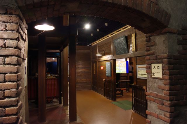 坑道を進むと地下空間のまま銅（あかがね）資料館へ。右にはビデオでの展示。
