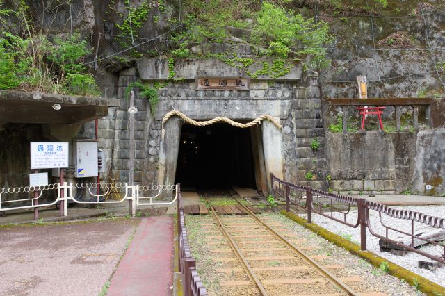 トロッコが構内に入るトンネル入口。