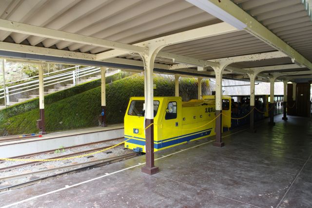 トロッコ列車が来てここで機関車を切り離します。
