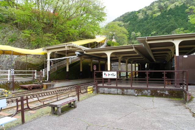 旧駅舎の奥にはお手洗いがあります。順路は左の黄色屋根の階段を登ります。