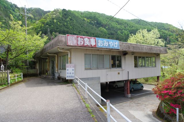 少し古い雰囲気の売店、飲食店のある建物を出ます。入場した横の市民センターの裏手です。