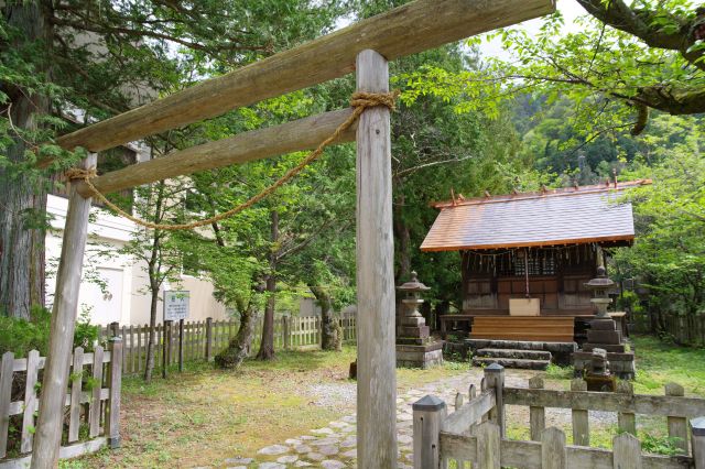 通洞鉱山神社がありました。ここにも猿の姿が。