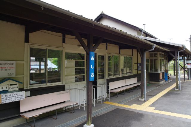 ホーム側から見た駅舎。落ち着く雰囲気です。