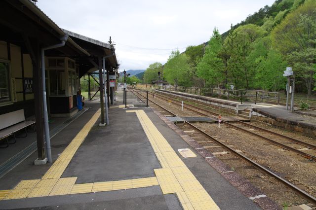 すれ違い構造で校内踏切があります。あちらへは後ほど。