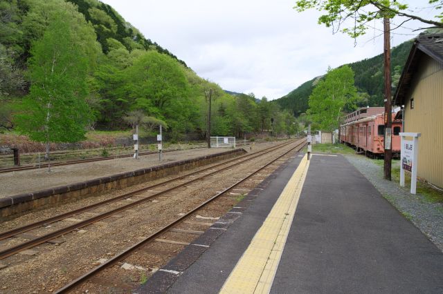 ホーム北側にある静態保存車両を見に行きます。