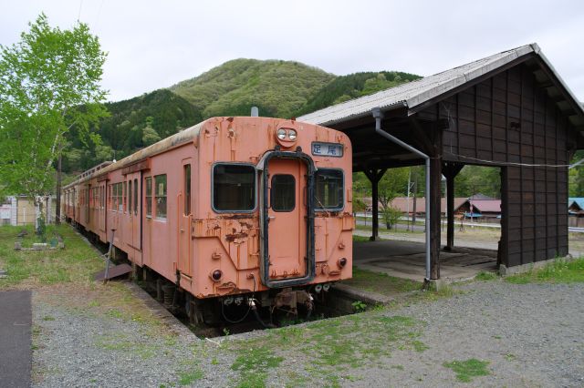 キハ30形・キハ35形気動車の2両と木造ホームがあります。