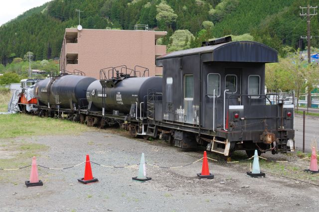後方にはタンク車などがありました。