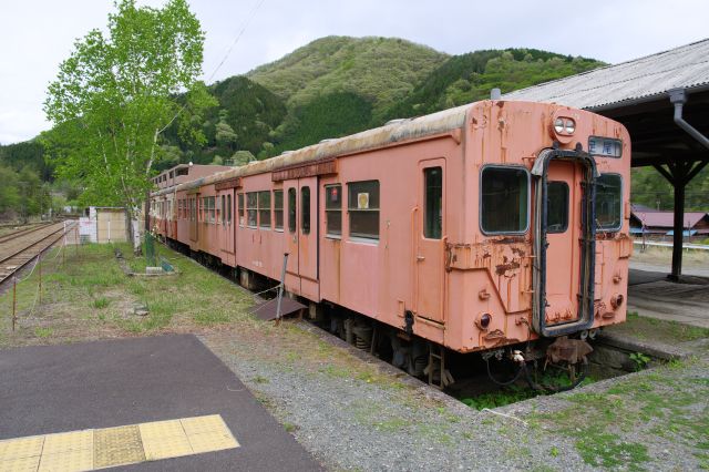 静かな駅の保存車両ですが他にも見学者が来ていました。