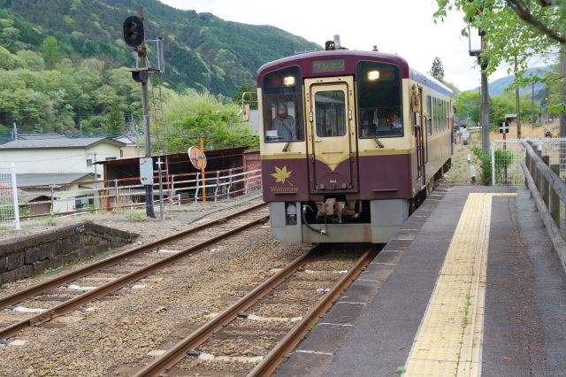 間藤行きの列車が来ました。本数が少ないので1本ずつが貴重、ここからの乗客は自分1人でした。
