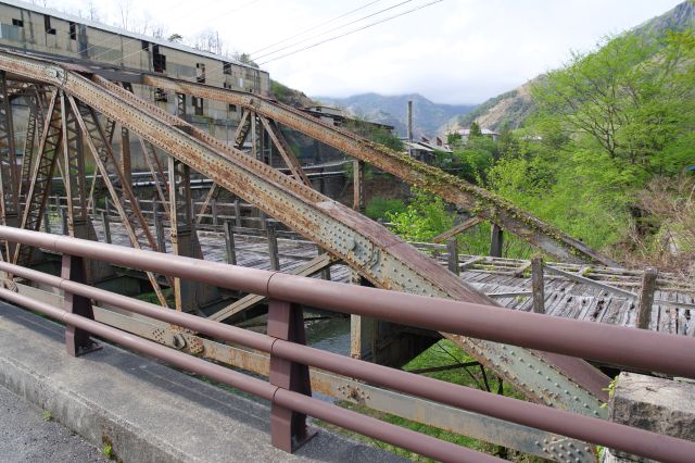 錆びた鉄橋で床板は木製で歴史を感じさせます。