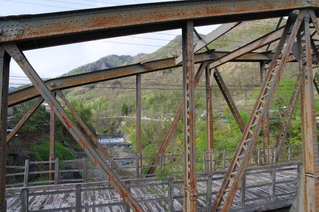 周辺の山並と共に。