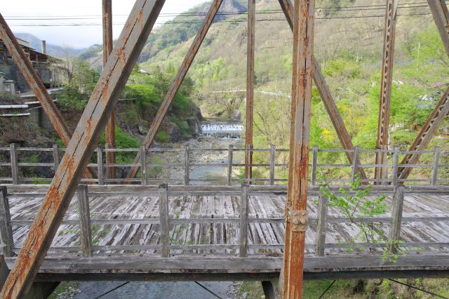 松木川越しに真横から。