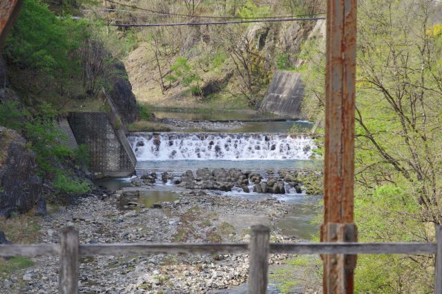 奥には川の段差があります。