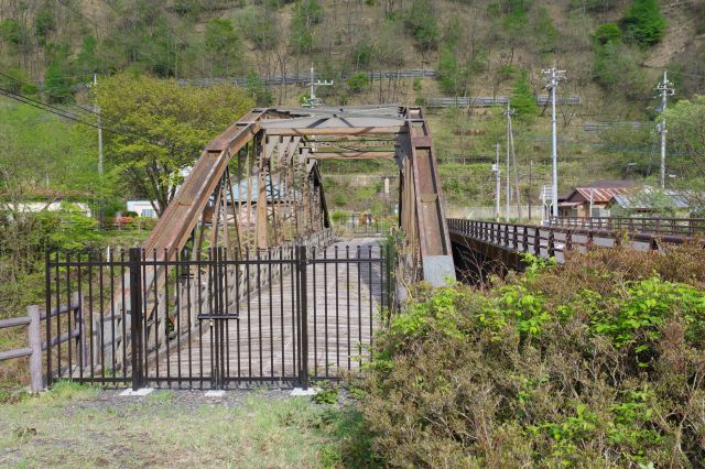 対岸側から古河橋を望む。