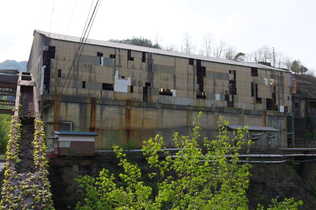 対岸の本山製錬所跡、廃墟の怖さもあります。
