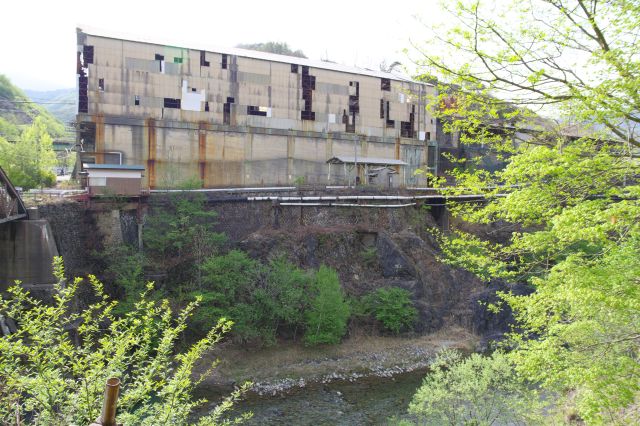 川から高い位置に立つ製錬所。