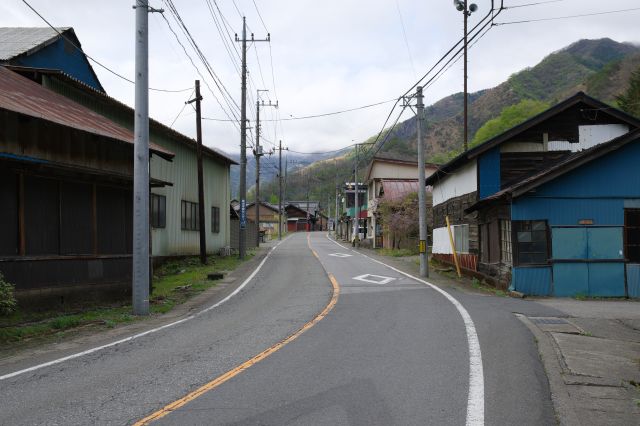 街道の少し古い町並みへ。駅前は工場があり少し臭いました。