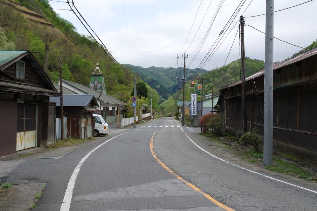 駅方面を振り返る。