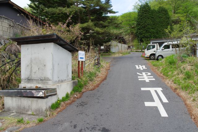 右の脇道に入ってみます。