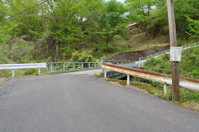 上る道の途中に橋があります。