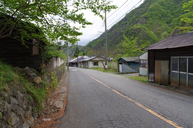 後方、静かな古い町並みです。