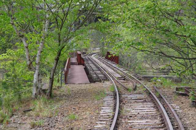 松木川を渡る橋も。これだけ見るとまだ走れそうな雰囲気です。