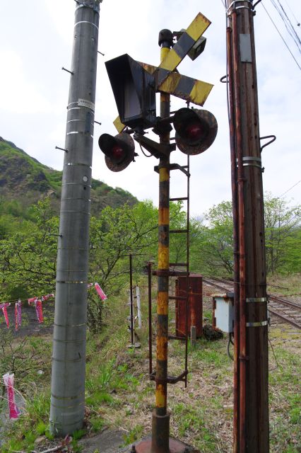 ボロボロの遮断機が静かに佇みます。