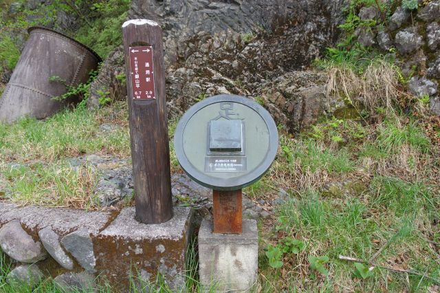 足字銭（足尾産の寛永通宝）のオブジェがここにも（通洞駅付近にもあった）。