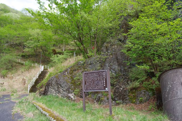 右側の斜面は水力発電所の跡。