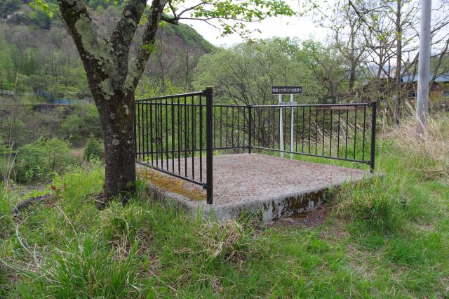 左側の川側に物見台のような場所が。