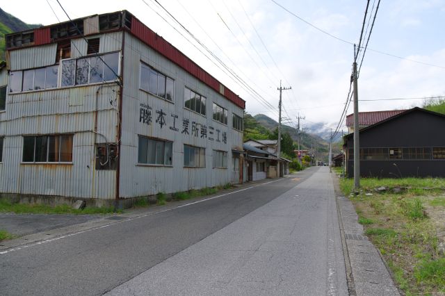 少し進むと上間藤の集落へ。