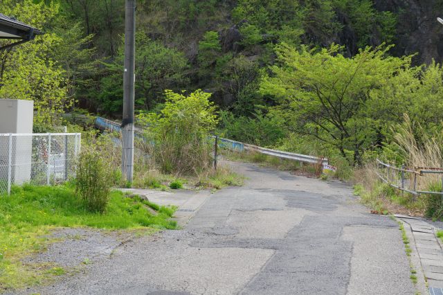 信号のある交差点、左には旧本山小学校へ渡る橋があります。